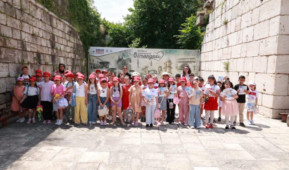 Yıllardır süren miras bu kez çocuklarla buluştu Osmangazi Belediyesi’nin düzenlediği “Osmangazi Okuyor Surlar Durağı” etkinliğinde öğrenciler hem