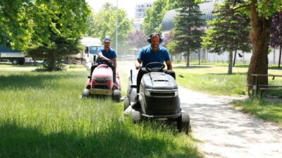 Osmangazi Belediyesi, ilçe genelindeki park ve yeşil alanlarda bakım çalışmalarını