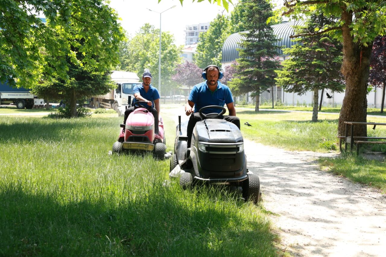 Osmangazi Belediyesi, ilçe genelindeki park ve yeşil alanlarda bakım çalışmalarını