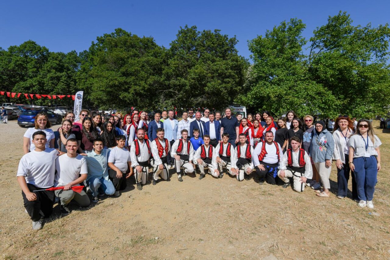 Osmangazi Belediye Başkanı Erkan Aydın, RUMELİFED'in geleneksel pikniğinde vatandaşlarla bir
