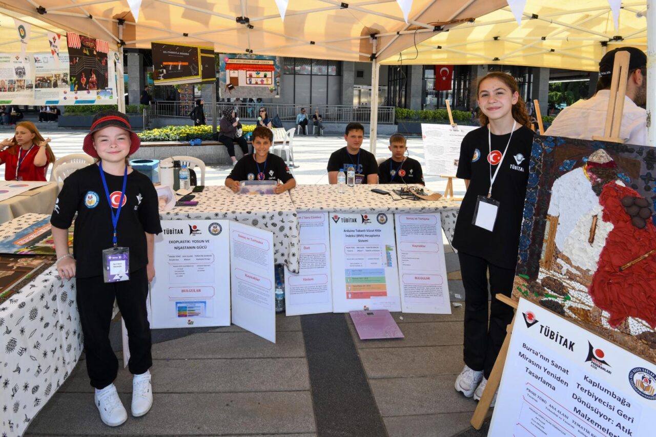 Osmangazi Belediyesi’nin katkılarıyla düzenlenen TÜBİTAK 4006-C Bilim Fuarı Festivali’nde öğrencilerin