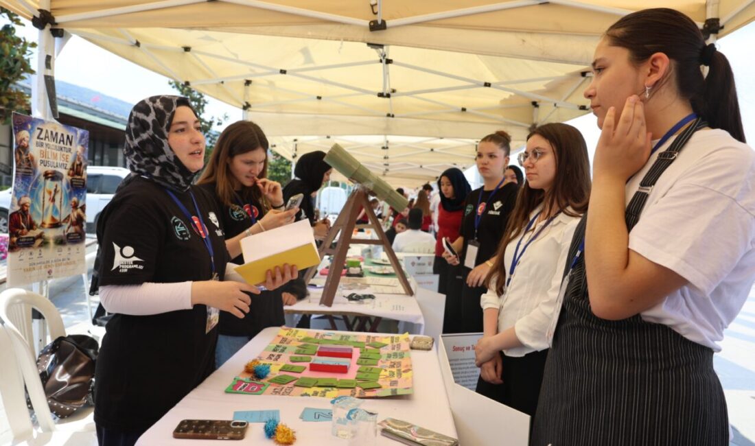 Genç mucitler projelerini sergiledi Osmangazi Meydanı’nda düzenlenen TÜBİTAK 4006-C Bilim Fuarı Festivali’nde öğrencilerin hazırladığı