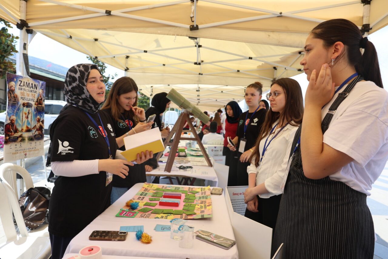 Osmangazi Meydanı’nda düzenlenen TÜBİTAK 4006-C Bilim Fuarı Festivali’nde öğrencilerin hazırladığı