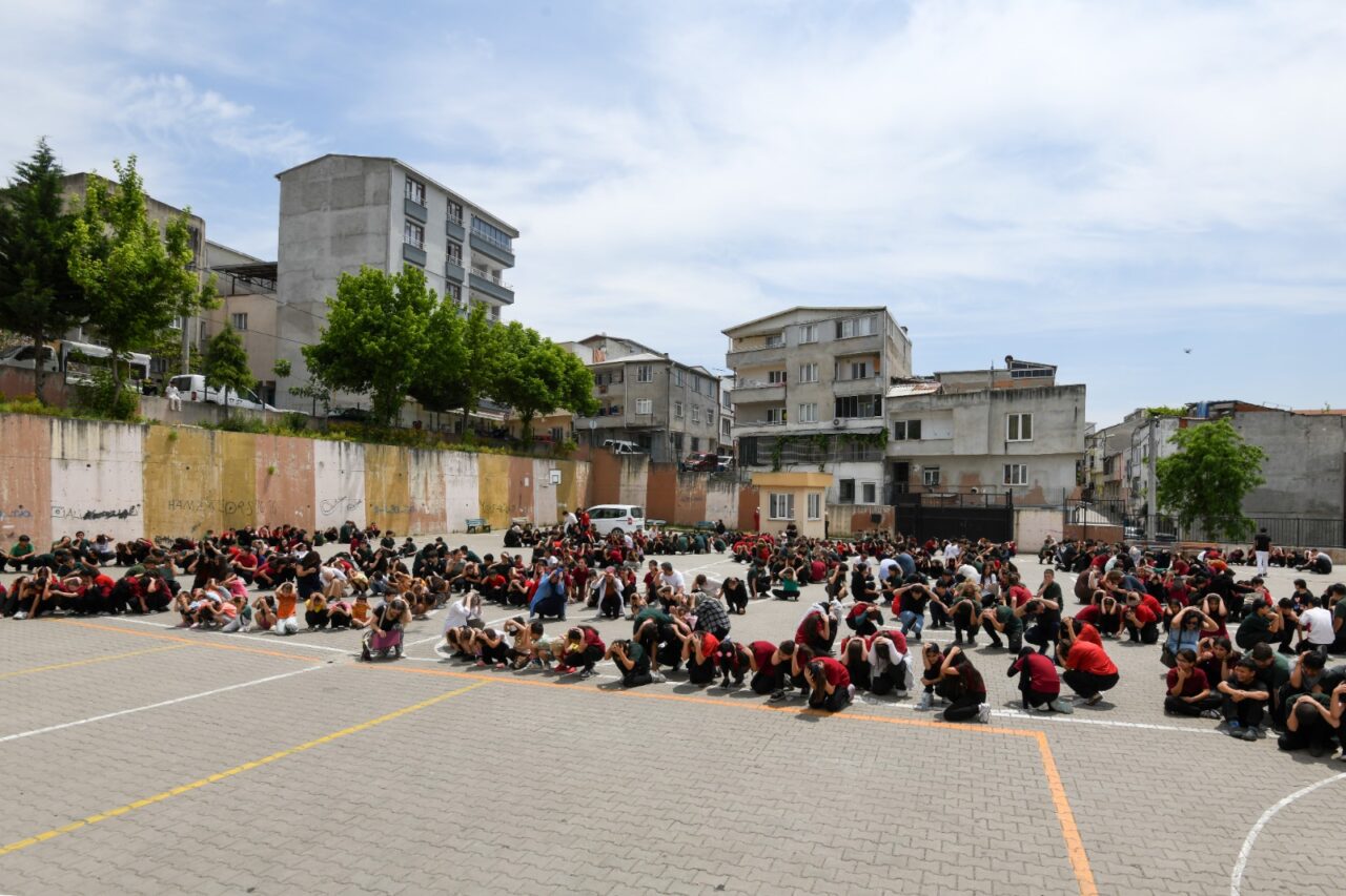 Deprem alarmı çaldı, öğrenciler tahliye edildi 1 Bülten Medya -