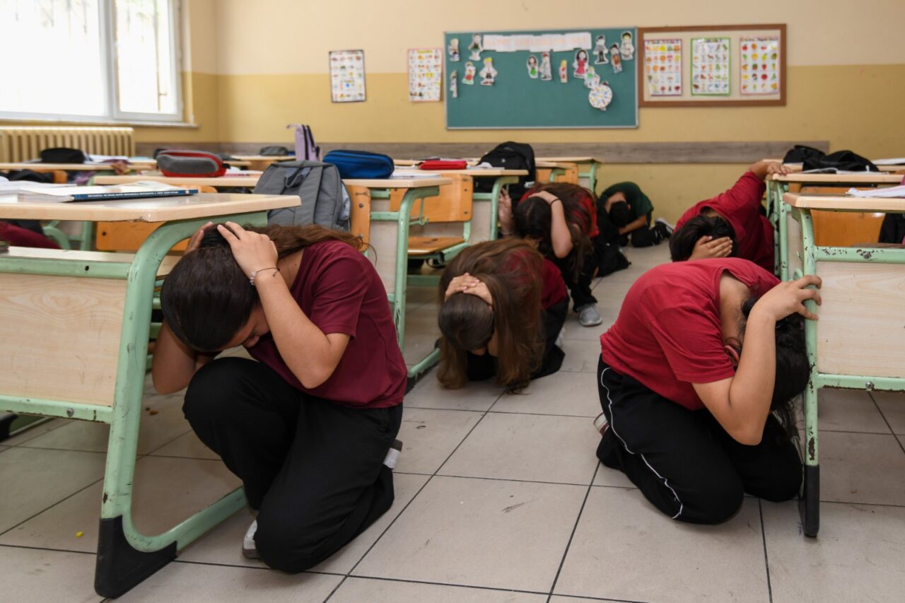 Deprem alarmı çaldı, öğrenciler tahliye edildi 2 Bülten Medya -
