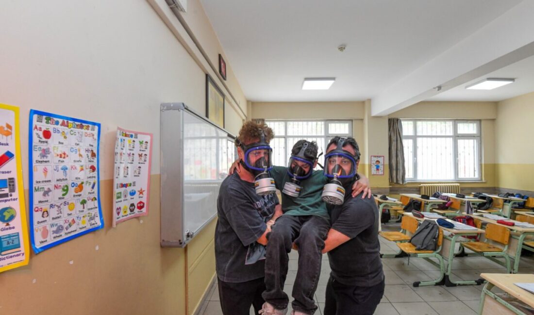 Deprem alarmı çaldı, öğrenciler tahliye edildi Osmangazi Belediyesi Afet İşleri Müdürlüğü ekipleri, Meliha Cemal Bağcı Ortaokulu’nda