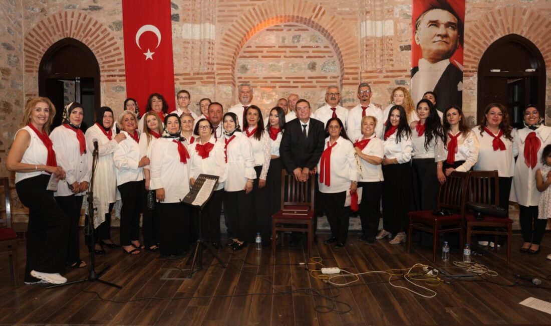 Türkülerle dolu gece hafızalara kazındı Osmangazi Belediyesi Türk Halk Müziği Topluluğu'nun dönem sonu konseri, salonu