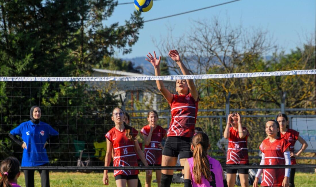 1300 çocuk aynı heyecanda buluştu Osmangazi Belediyesi’nin düzenlediği Mini Voleybol Şenliği’nde 110 takım ve yaklaşık