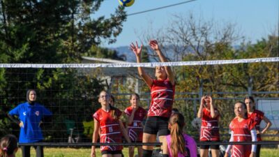 Osmangazi Belediyesi’nin düzenlediği Mini Voleybol Şenliği’nde 110 takım ve yaklaşık