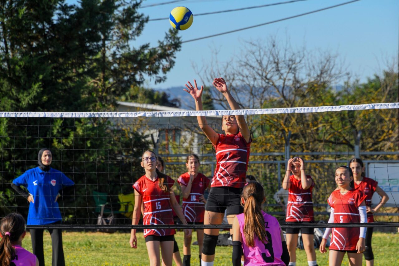 Osmangazi Belediyesi’nin düzenlediği Mini Voleybol Şenliği’nde 110 takım ve yaklaşık