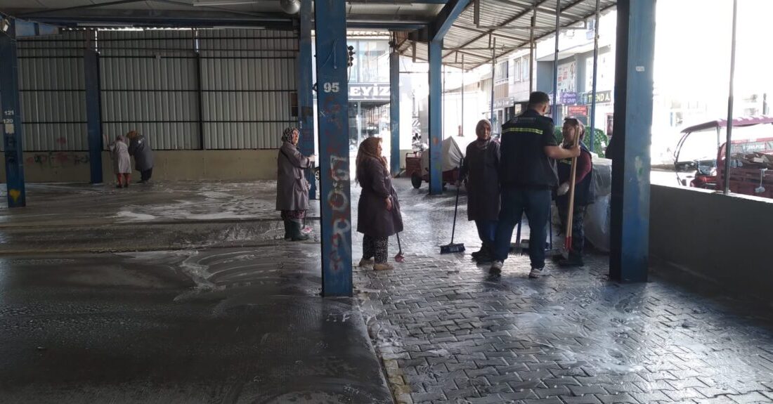 Karacabey Belediyesi Temizlik İşleri Müdürlüğü ekipleri, pazarın ardından kapalı pazaryerinde