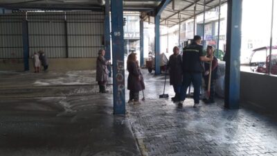 Karacabey Belediyesi Temizlik İşleri Müdürlüğü ekipleri, pazarın ardından kapalı pazaryerinde