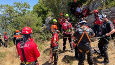Bursa'nın Gürsu ilçesinde düzenlenen ipli kurtarma tatbikatında 33 akredite arama