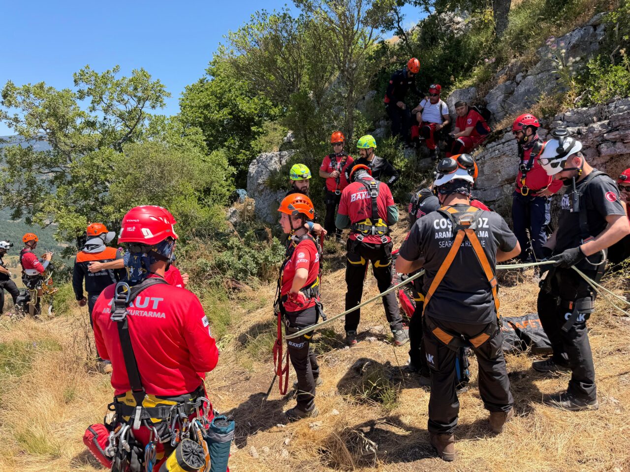 Bursa'nın Gürsu ilçesinde düzenlenen ipli kurtarma tatbikatında 33 akredite arama