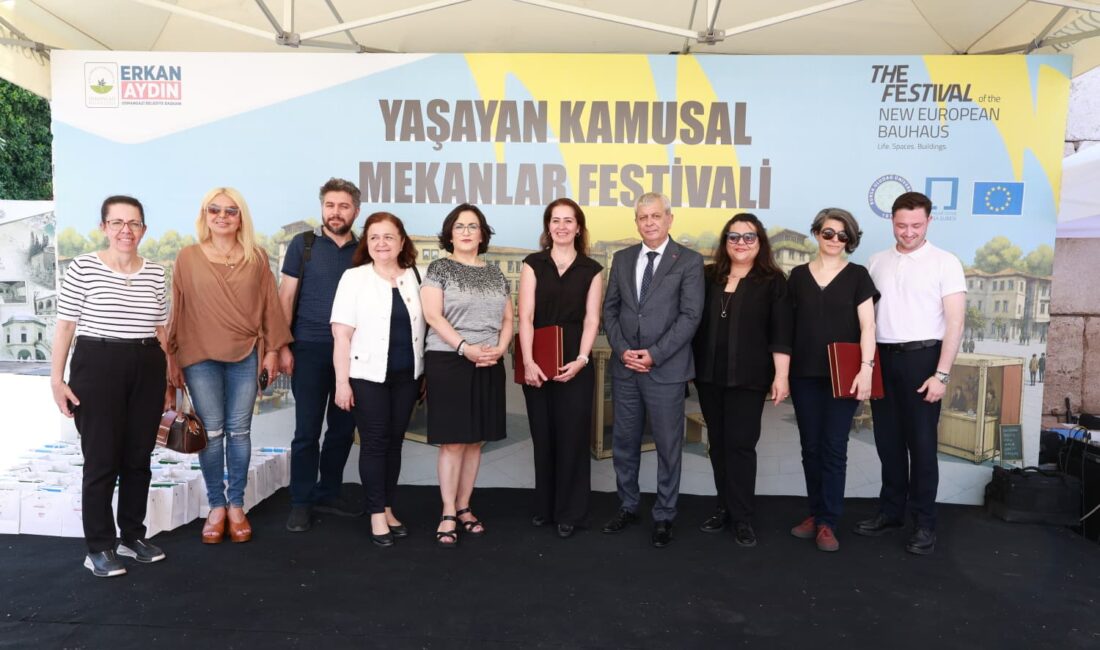 Bursa’da dikkat çeken festival Bursa'da düzenlenen "Yaşayan Kamusal Mekanlar Festivali", sanat, mimarlık ve kent