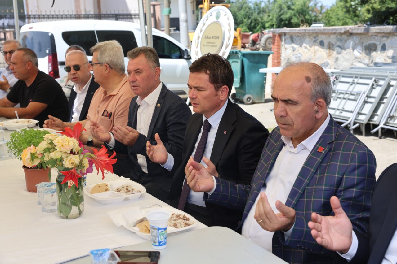 Osmangazi Belediye Başkanı Erkan Aydın, Yeniceabat Mahallesi’nde vatandaşlarla buluştu. Mahalle