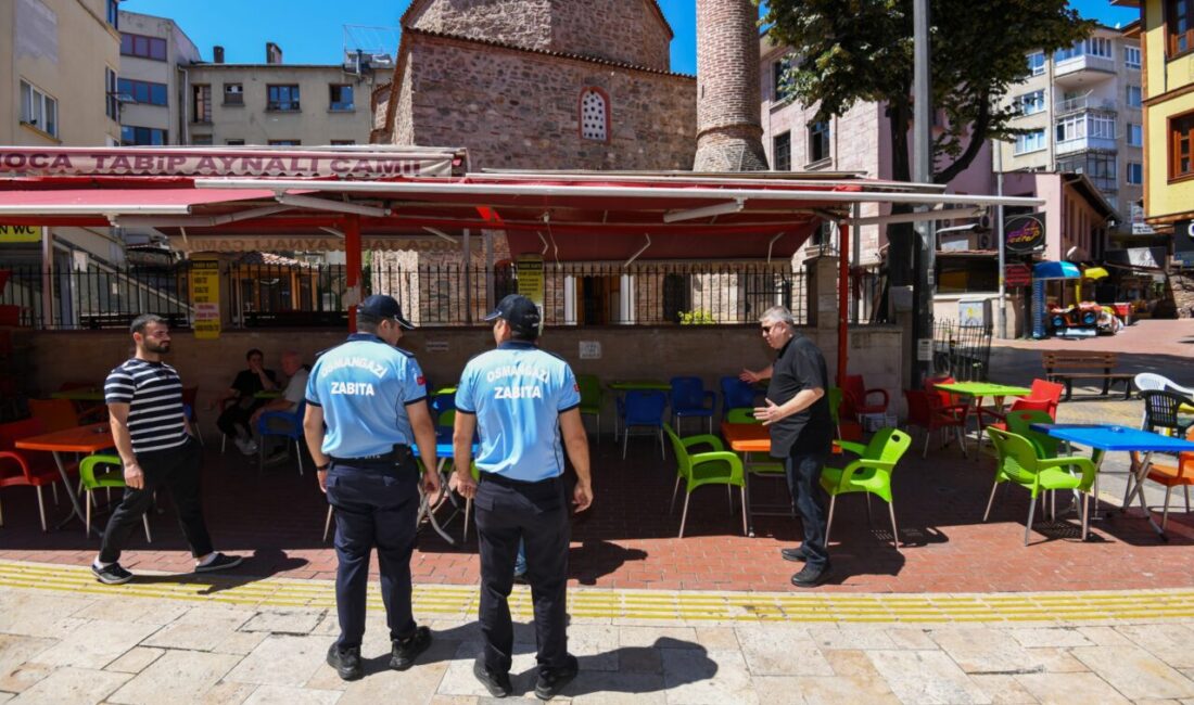 Osmangazi Belediyesi zabıta ekipleri, Heykel Ünlü Cadde'de engelli yürüyüş yollarını
