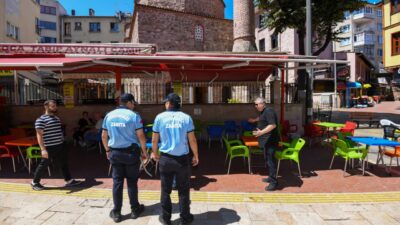 Osmangazi Belediyesi zabıta ekipleri, Heykel Ünlü Cadde'de engelli yürüyüş yollarını