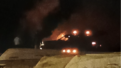 Bursa'nın Karacabey ilçesinde sahilde kumda mahsur kalan 4x4 araç, sürücünün