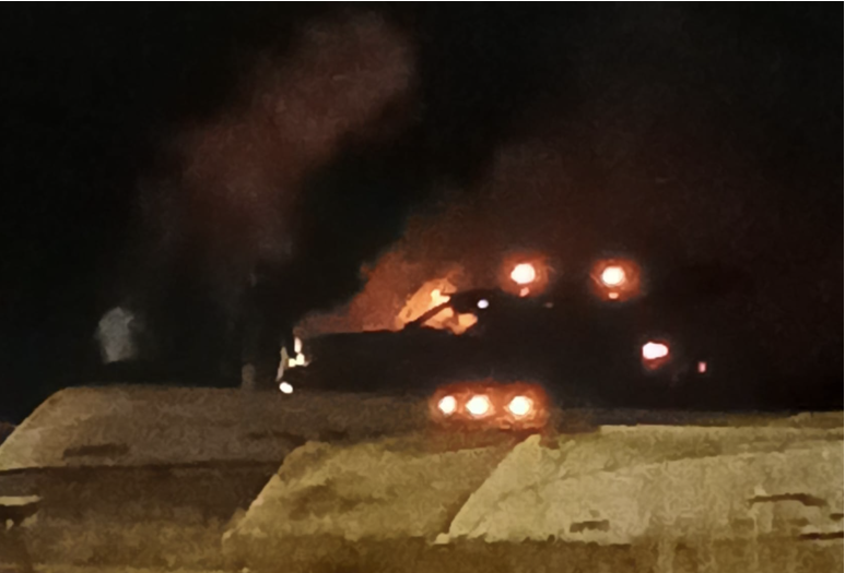 Bursa'nın Karacabey ilçesinde sahilde kumda mahsur kalan 4x4 araç, sürücünün