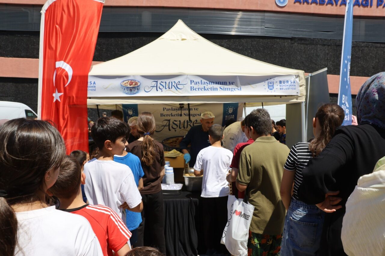 Bursa Büyükşehir Belediyesi, Muharrem ayı dolayısıyla başlattığı aşure ikramlarını 17
