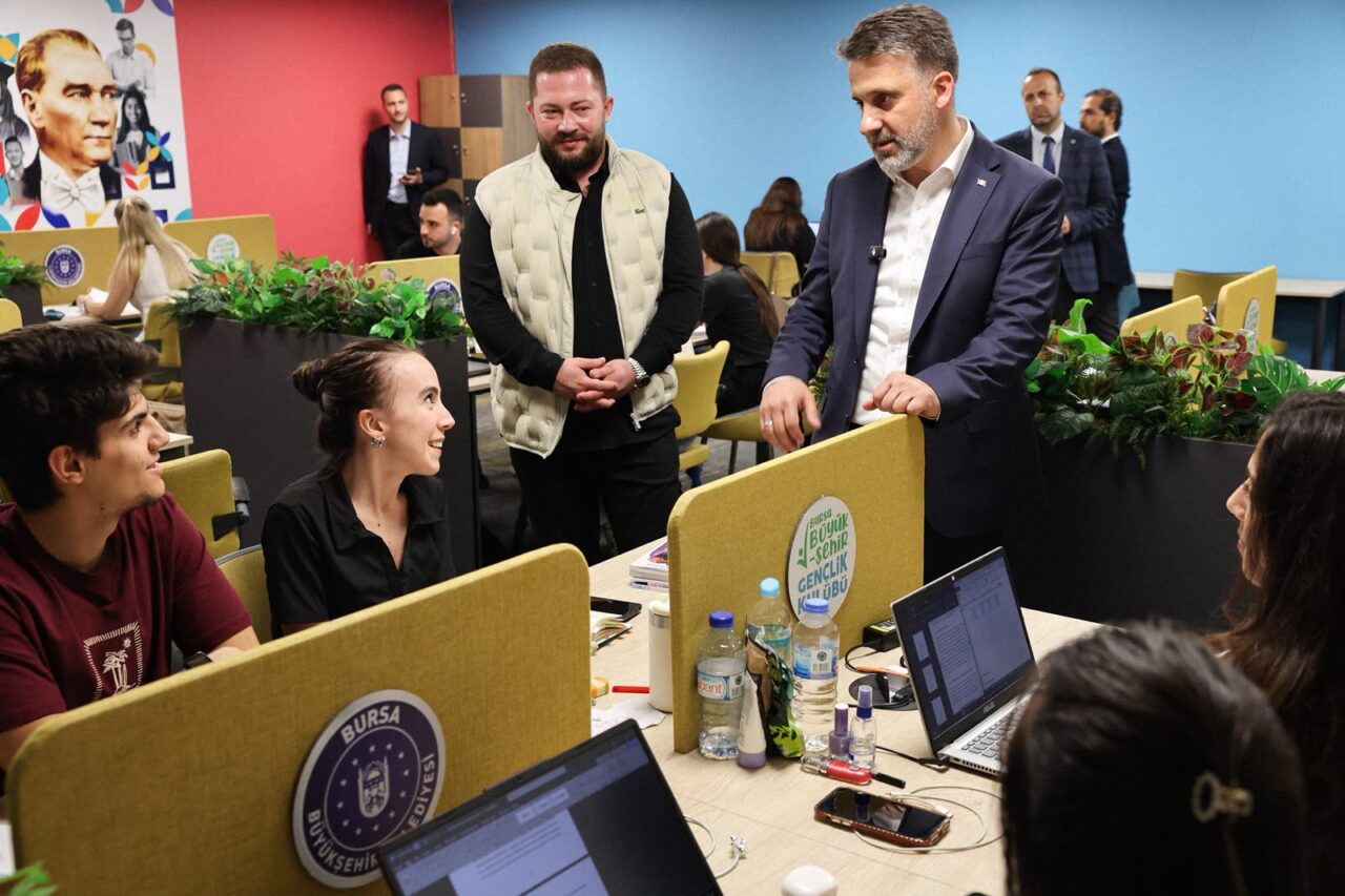Başkan Biba öğrencilerle bir arada 2 Bülten Medya -
