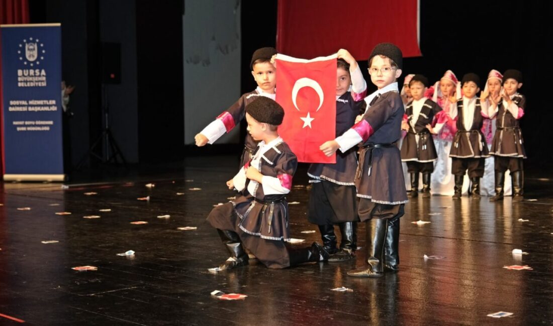 Minikler sahnede yeteneklerini sergiledi Bursa Büyükşehir Belediyesi tarafından hayata geçirilen Bursa Yuvam Çocuk Etkinlik