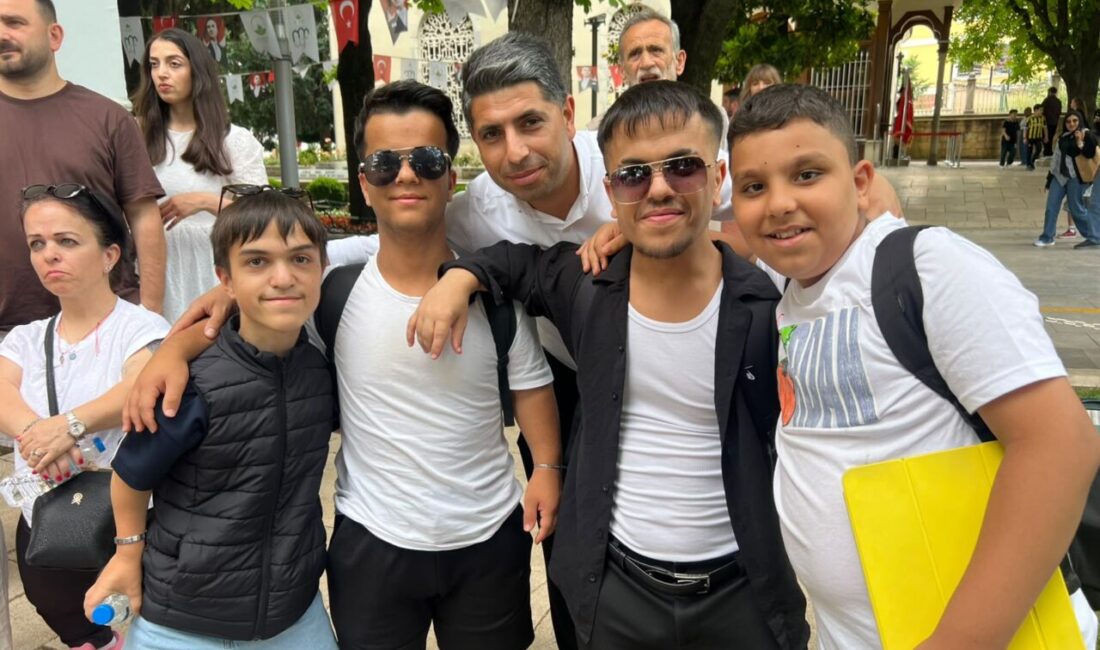 Akondroplazi bireyler ile buluşma yüzleri güldürdü Bursa Büyükşehir Belediyesi'nin düzenlediği program kapsamında akondroplazi bireyler ve aileleri,