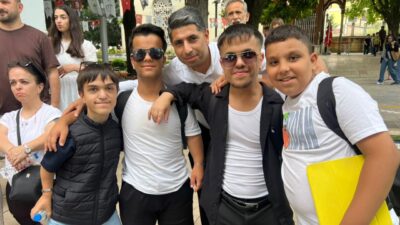 Bursa Büyükşehir Belediyesi'nin düzenlediği program kapsamında akondroplazi bireyler ve aileleri,