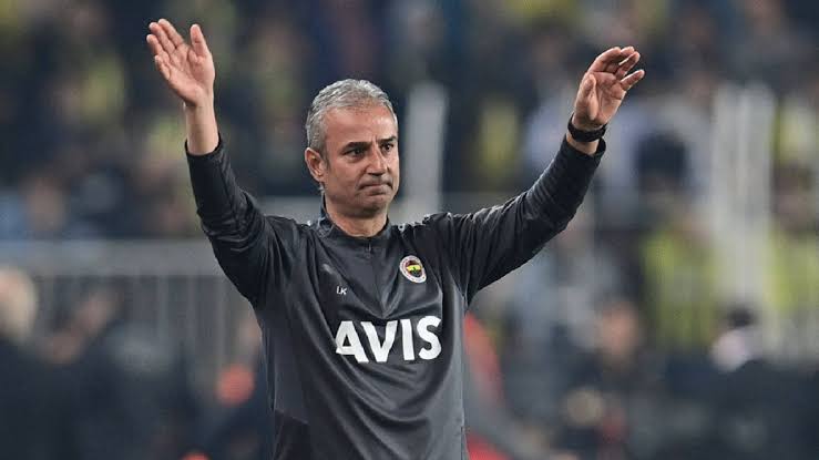 İsmail Kartal Fenerbahçe’ye geri döndü Fenerbahçe, teknik direktörlük görevine İsmail Kartal’ı yeniden getirdi. Deneyimli çalıştırıcı