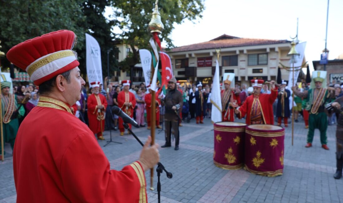 Bursa'nın Fethi'nin 700. yılı etkinlikleri kapsamında düzenlenen mehter konserleri başladı.