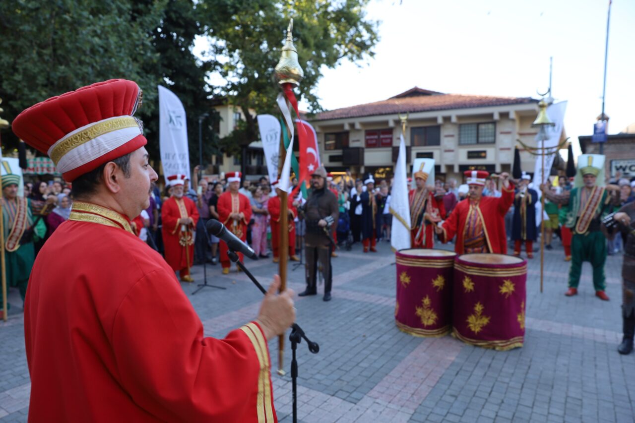 Bursa'nın Fethi'nin 700. yılı etkinlikleri kapsamında düzenlenen mehter konserleri başladı.