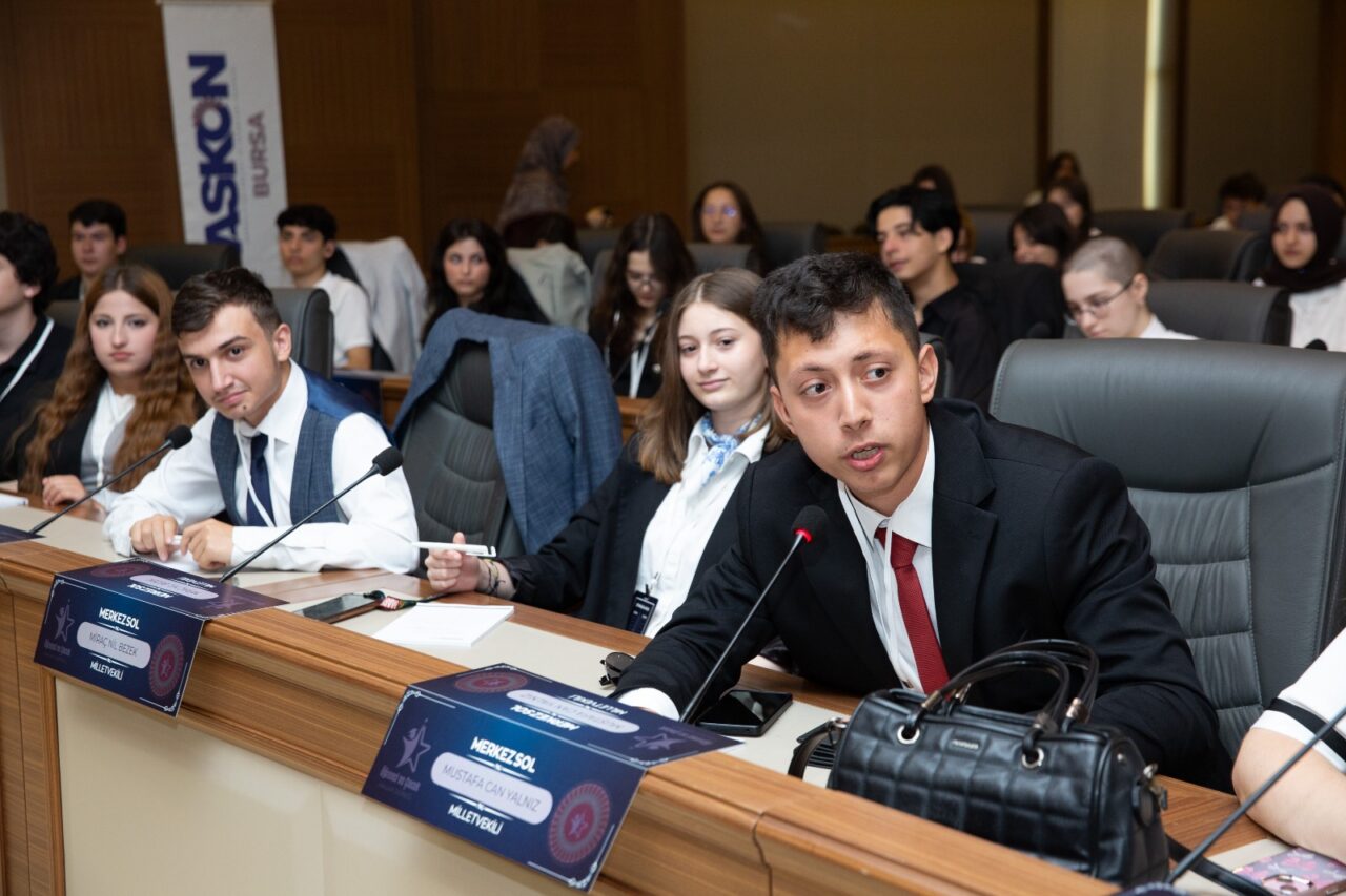 180 öğrenci meclis sıralarında 2 Bülten Medya -