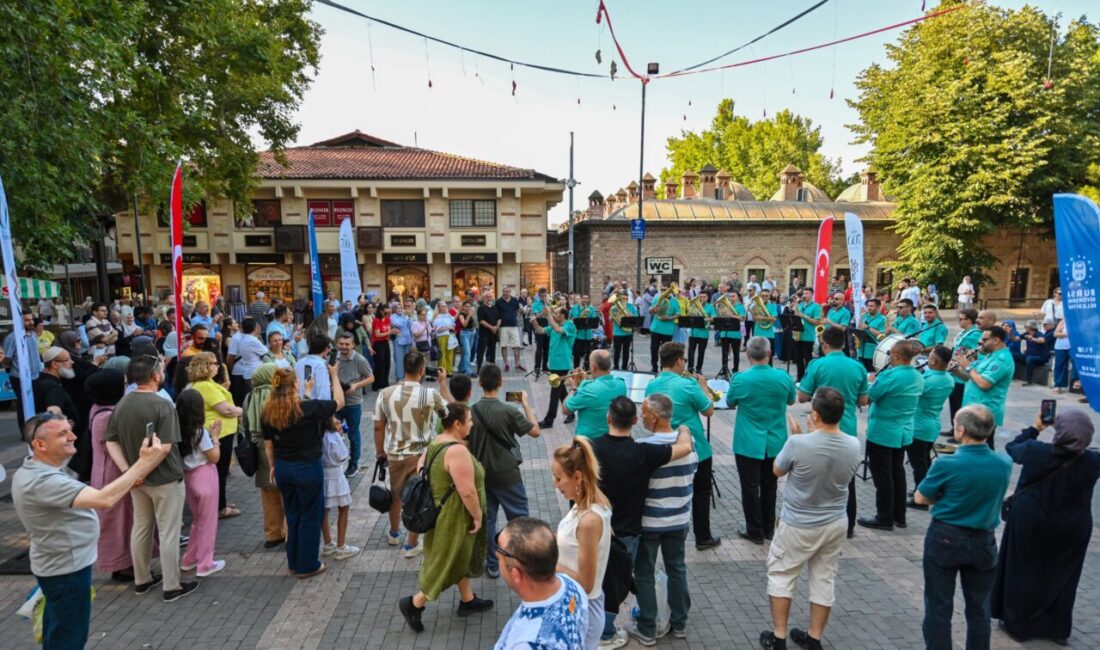 Bursa'nın Fethi'nin 700. yılı etkinlikleri kapsamında sahne alan Büyükşehir Bandosu,