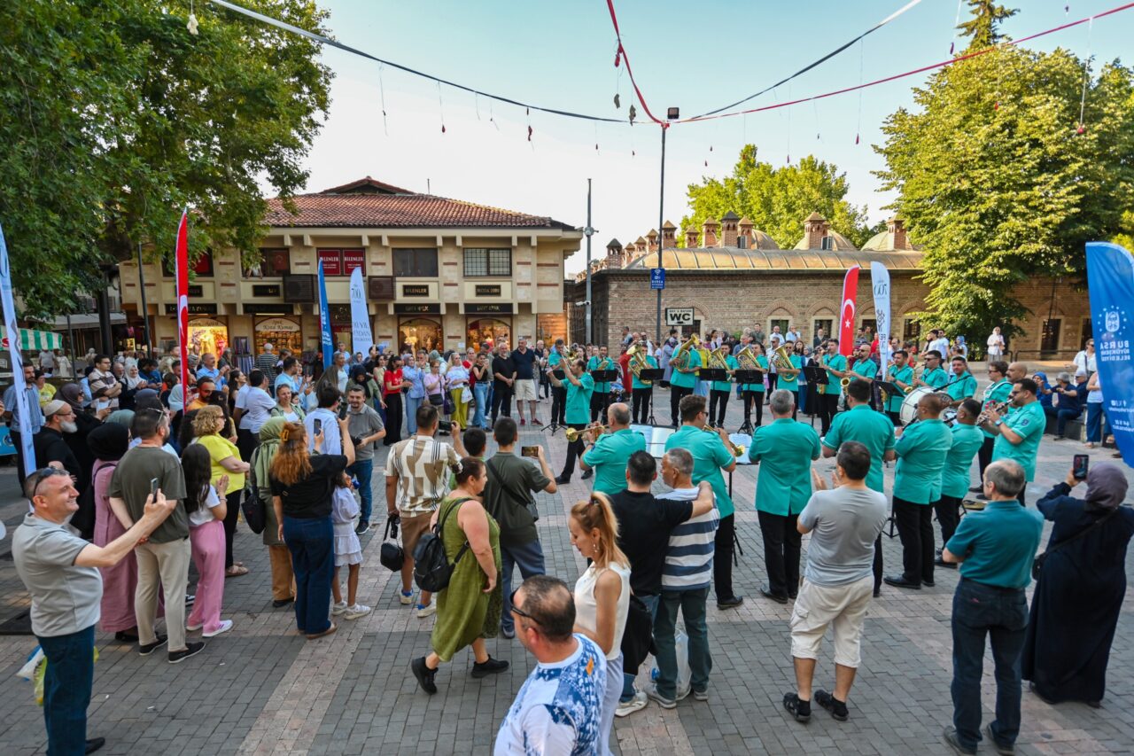 Bursa'nın Fethi'nin 700. yılı etkinlikleri kapsamında sahne alan Büyükşehir Bandosu,