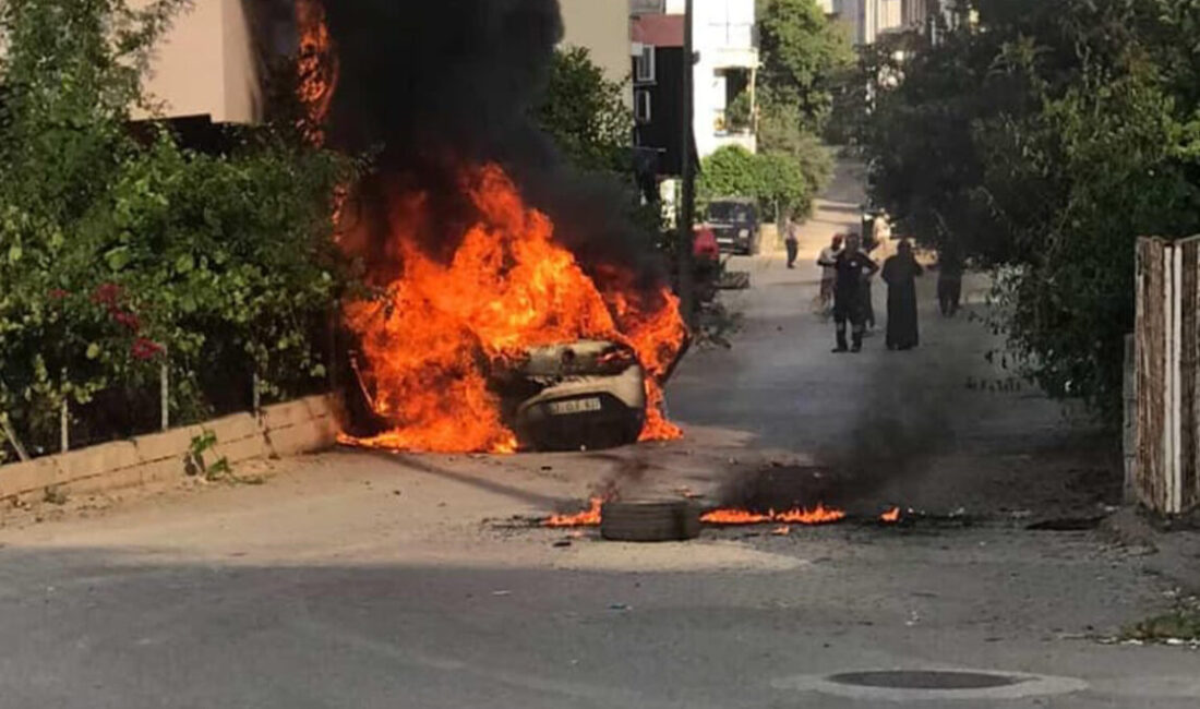 Antalya'nın Serik ilçesinde seyir halindeyken alev alan otomobil korku dolu