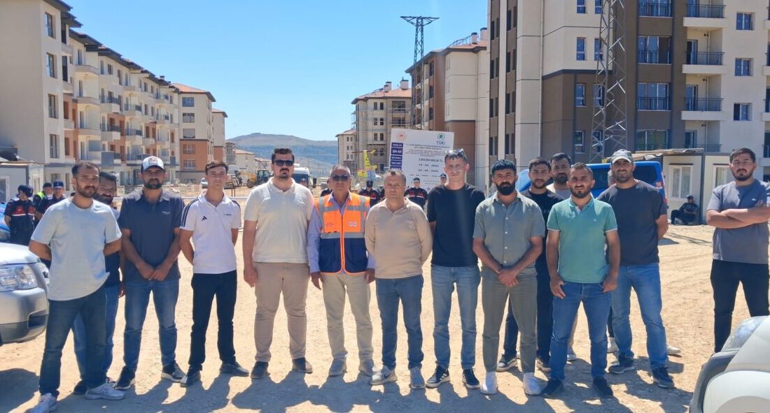 TOKİ’lerde hak arayışı..! Aylardır emeklerinin karşılığını alamadığını ve mağdur olduklarını belirten 200 emekçi;