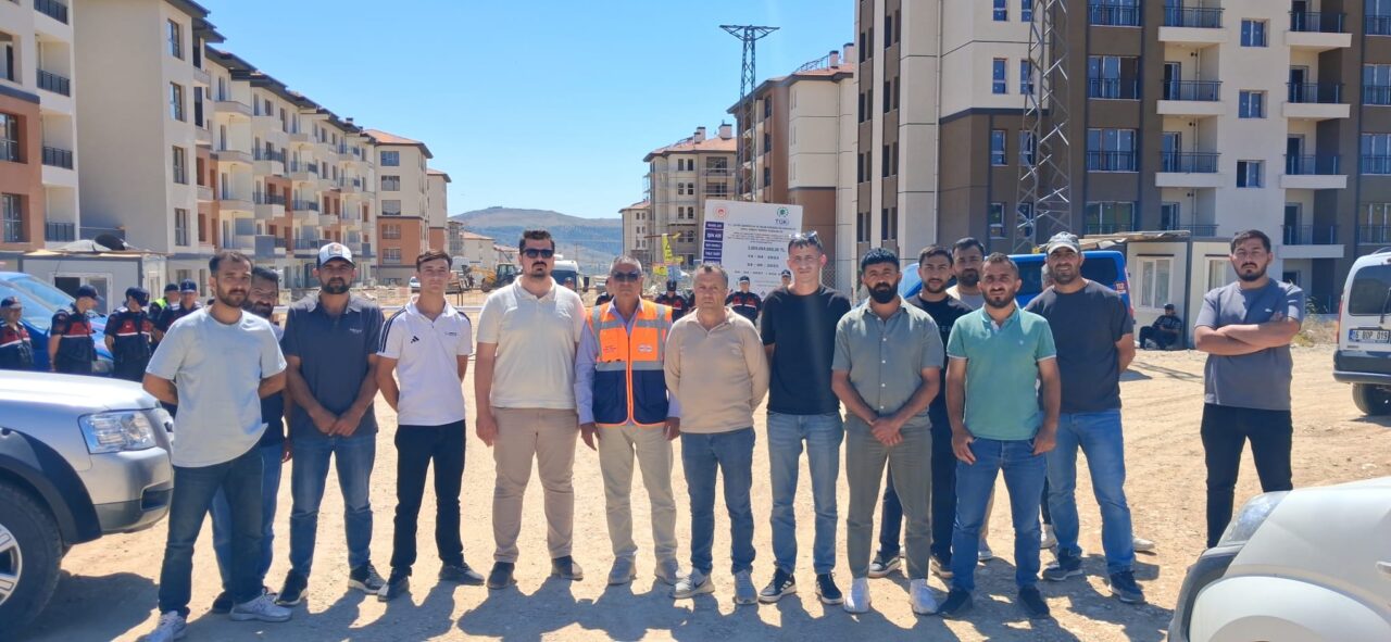 Aylardır emeklerinin karşılığını alamadığını ve mağdur olduklarını belirten 200 emekçi;