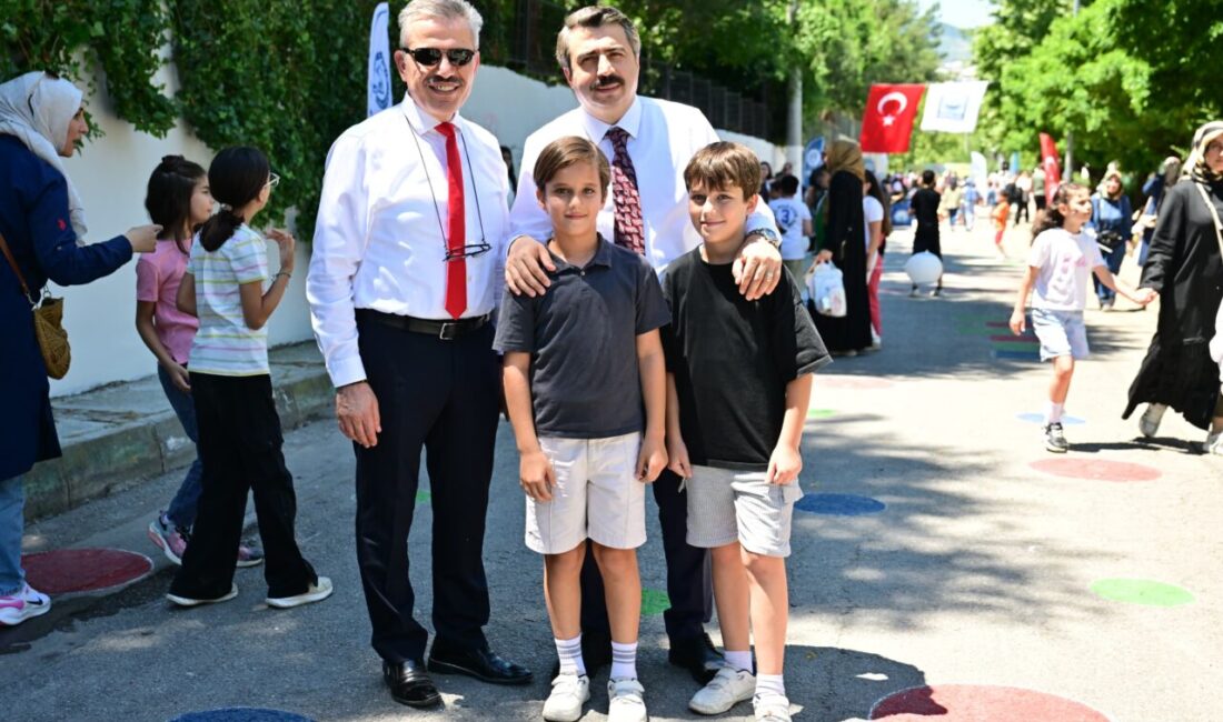 Yıldırım Belediyesi, Ertuğrulgazi Mahallesi'ndeki 4. Mutlu Sokak'ı araç trafiğine kapatarak