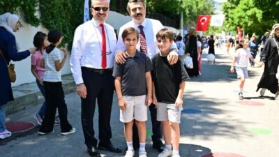 Yıldırım Belediyesi, Ertuğrulgazi Mahallesi'ndeki 4. Mutlu Sokak'ı araç trafiğine kapatarak