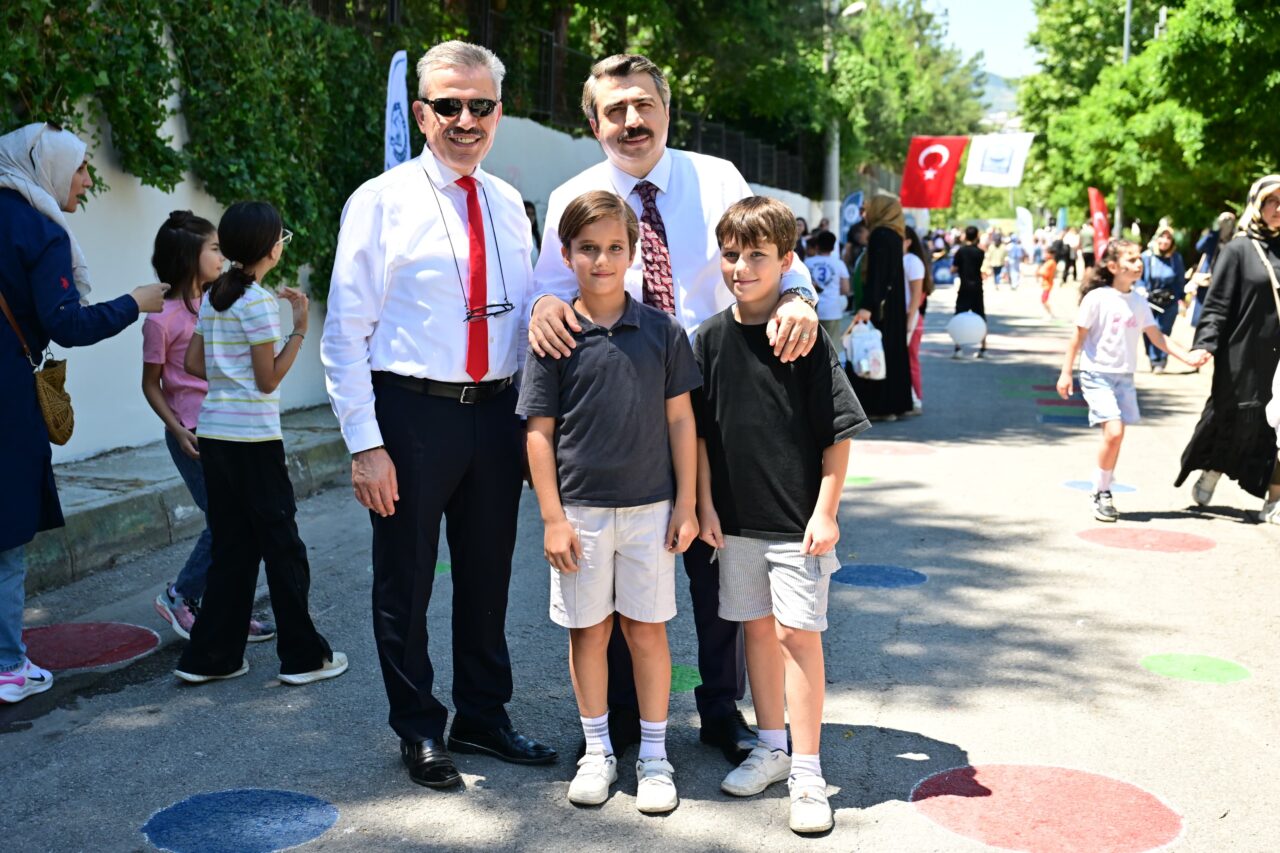 Yıldırım Belediyesi, Ertuğrulgazi Mahallesi'ndeki 4. Mutlu Sokak'ı araç trafiğine kapatarak