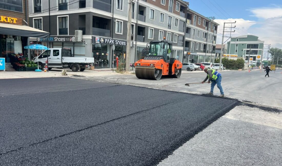 O cadde baştan sona yenileniyor Bursa Büyükşehir Belediyesi'nin İnegöl'de başlattığı asfalt çalışmalarıyla Yeniceköy Mahallesi'nin en