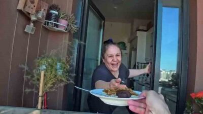 Başakşehir’de yaklaşık 100 metre yükseklikte bir gökdelenin dış cephe camlarını