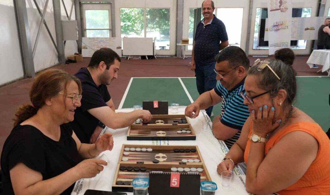 3. Geleneksel Klasik Tavla Turnuvası nefesleri kesti Büyükçekmece’de tavla tutkunları 3. Geleneksel Klasik Tavla Turnuvası’nda bir araya