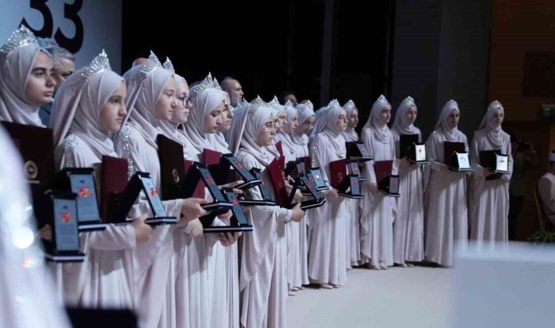 33 hafız icazetlerini dualarla aldı İhya İlim Hizmet ve Yardımlaşma Vakfı bünyesinde faaliyet gösteren Gülsüm