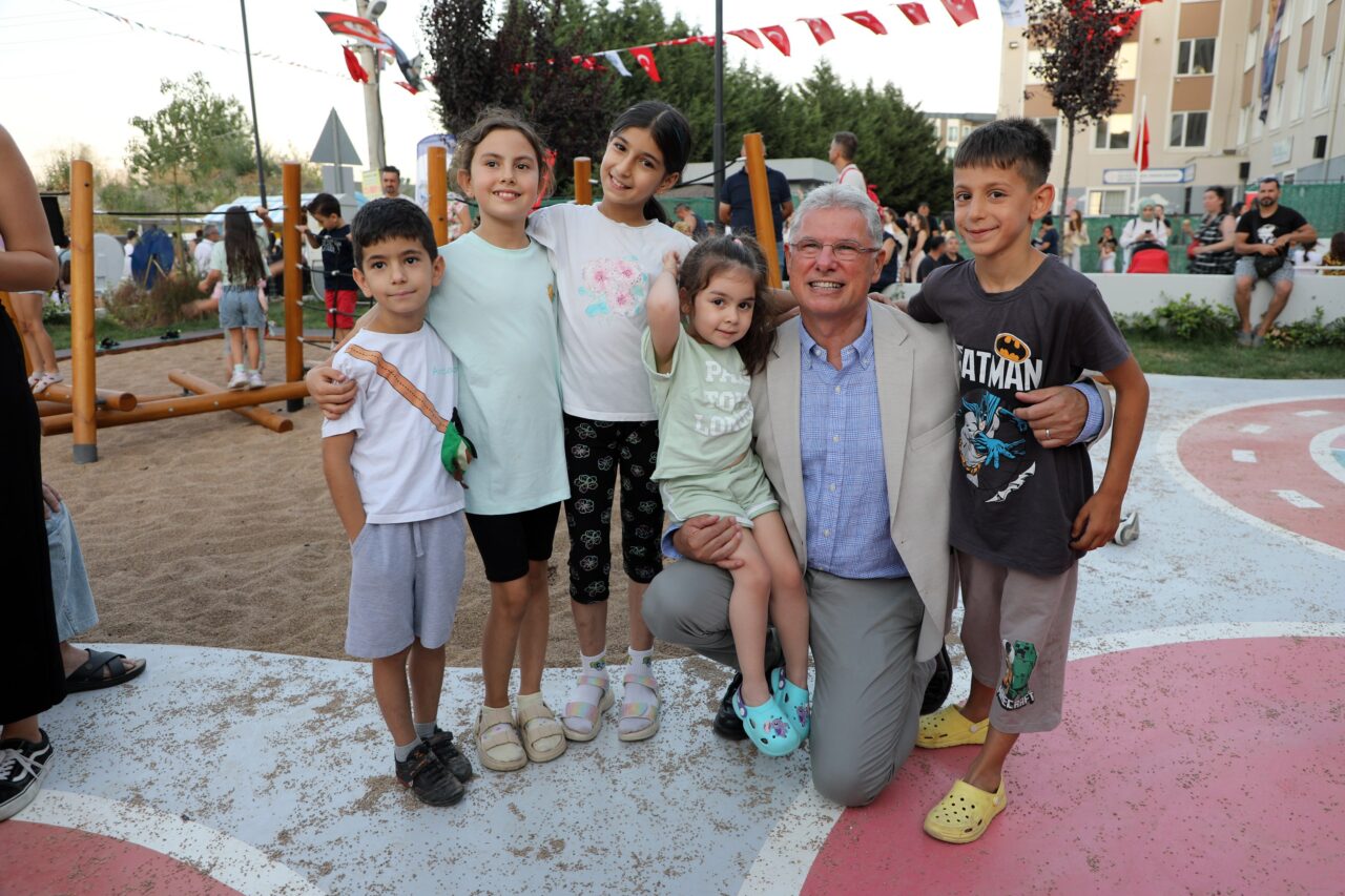 Mudanya Belediyesi, mahallelerin ihtiyaçlarına göre parkları yeniliyor. Çocuk oyun alanlarından