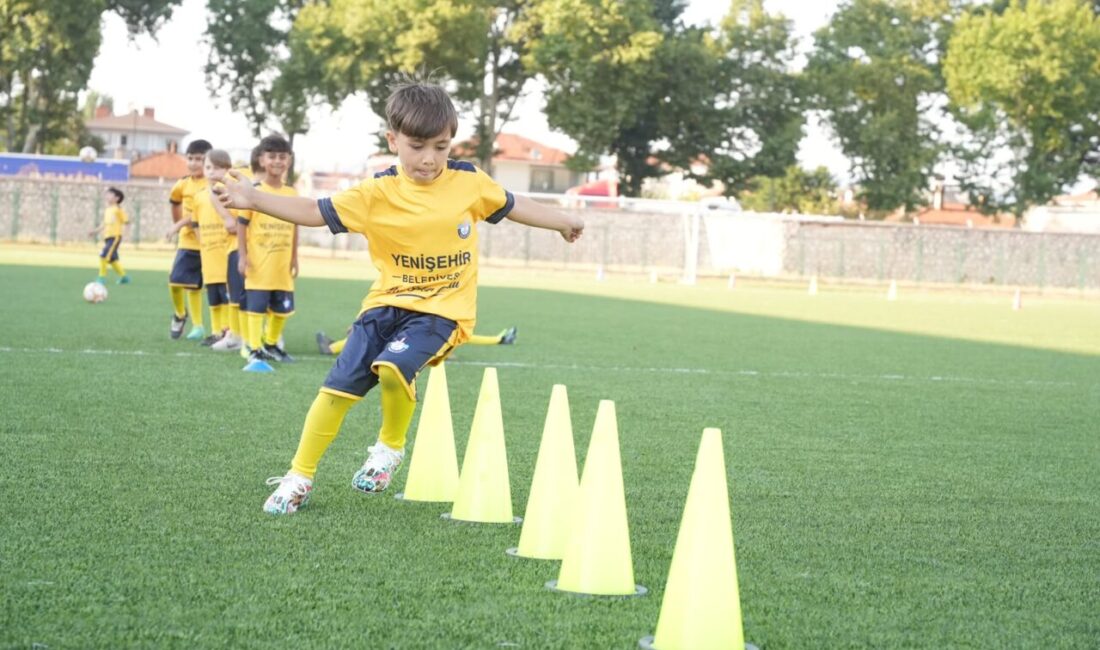 Yenişehir’de minik futbolcular sahaya çıktı! Yenişehir Belediyesi'nin Yaz Spor Okulu kapılarını açtı. Yaklaşık 200 çocuk,