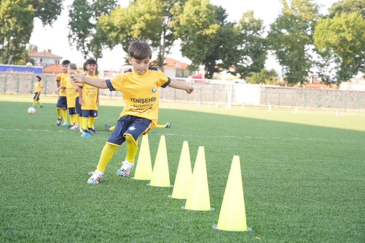Yenişehir Belediyesi'nin Yaz Spor Okulu kapılarını açtı. Yaklaşık 200 çocuk,