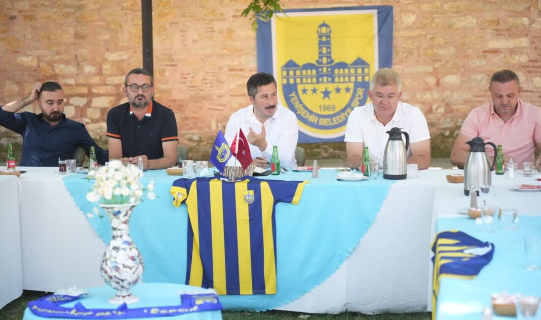 Profesyonelliğe Geçiş Ligi öncesi Yenişehir Belediyespor'un yeni yönetimi ilk toplantısını