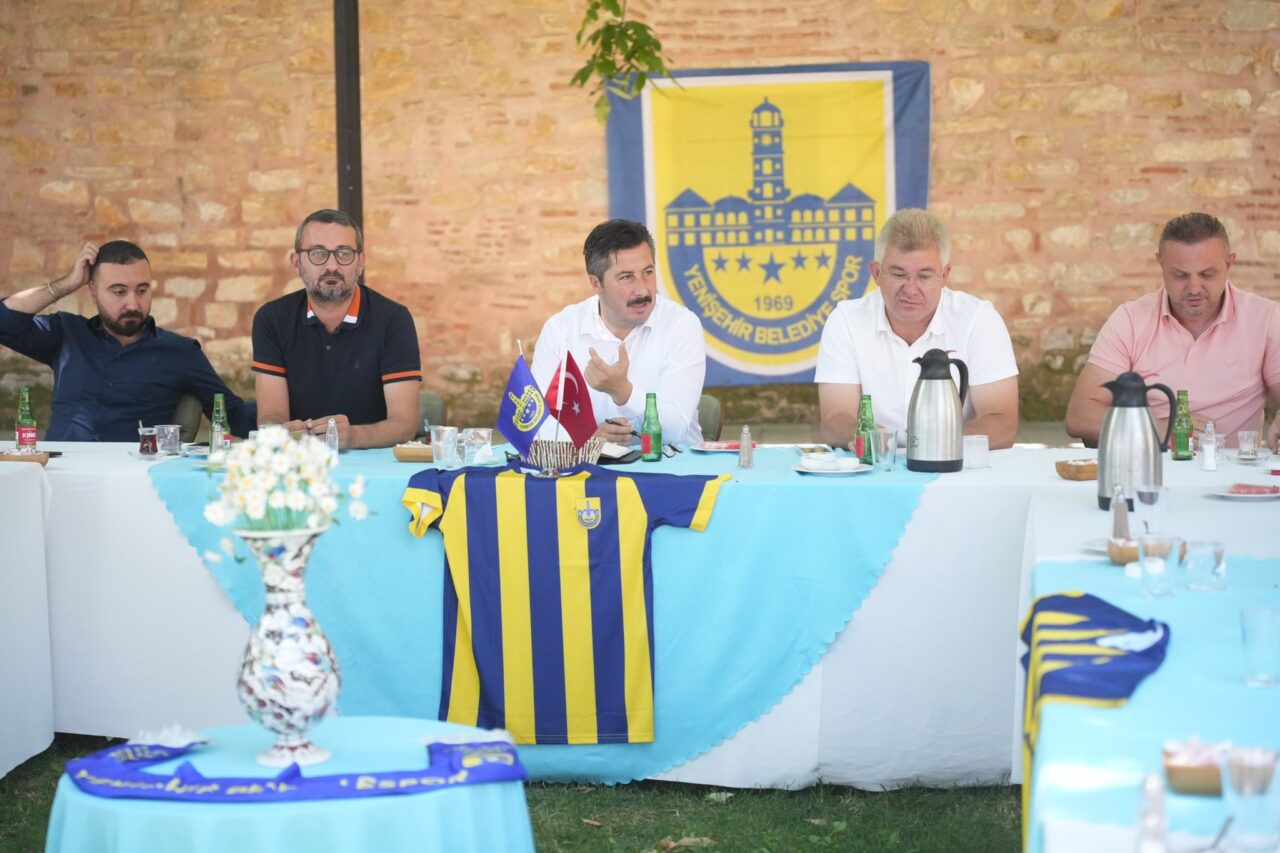 Profesyonelliğe Geçiş Ligi öncesi Yenişehir Belediyespor'un yeni yönetimi ilk toplantısını